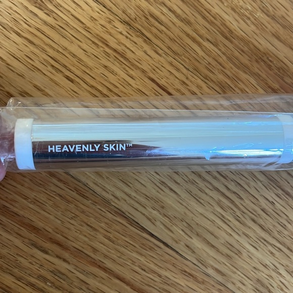 IT COSMETICS Heavenly Skin Skin-smoothing complexion brush no 702 - Picture 2 of 3